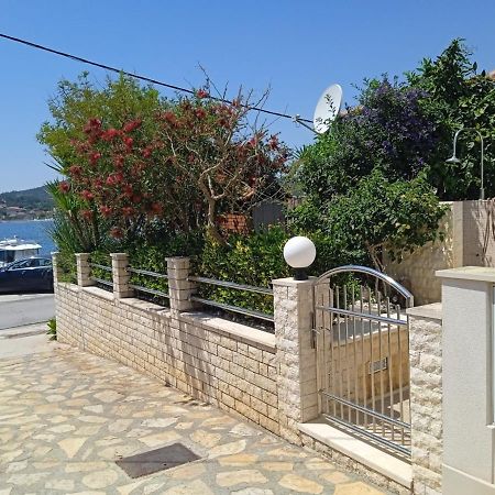 Apartment Josip - 5 M From Beach Vinišće Kültér fotó