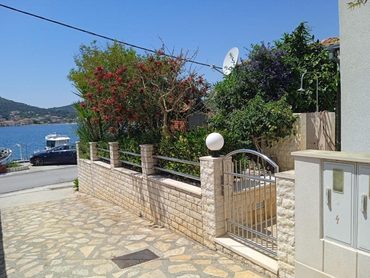 Apartment Josip - 5 M From Beach Vinišće Kültér fotó